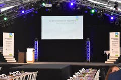 Am Donnerstagnachmittag war das TOM-Festzelt noch fest im Griff des Wirtschaftsforums Toggenburg. (Bild: Ruben Schönenberger, 9. Mai 2019)