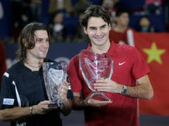 Nur einen konnte David Ferrer nie bezwingen: Roger Federer. Zum Beispiel 2007 im Final des Masters in Schanghai (Bild: KEYSTONE/AP/NG HAN GUAN)