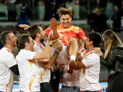 Kollegen lassen ihn hoch leben: David Ferrer (Bild: KEYSTONE/AP/ANDREA COMAS)