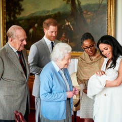 Herzogin Meghan und Prinz Harry stellen Queen Elisabeth II. und Prinz Philip im Windsor Schloss das neue Baby. Auch Meghans Mutter Doria Ragland ist aus den USA angereist. (Bild: Chris Allerton/SussexRoyal via AP)
