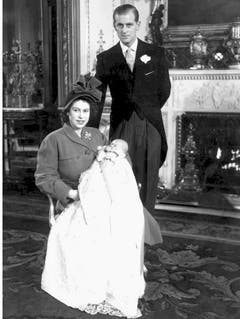 Elizabeth, noch als Prinzessin, kurz nach Charles' Geburt 1948. (Bild: Keystone)