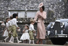 Kate an der Hochzeit ihrer Schwester Pippa Middleton im Jahr 2017. Mit dabei als Blumenkinder: Prinz George, mitte, und Tochter Prinzessin Charlotte (Dritte von rechts). (Bild: Justin Tallis/Pool Photo via AP)