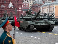 Riesige Waffenschau an der Siegesfeier über Hitler-Deutschland am Donnerstag in Moskau. (Bild: KEYSTONE/AP/ALEXANDER ZEMLIANICHENKO)