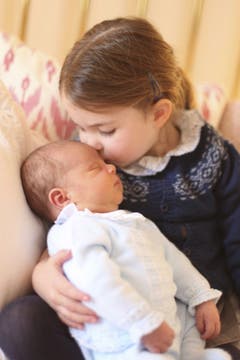 Prinzessin Charlotte kuschelt mit ihrem Bruder Prinz Louis. (Bild: Duchess of Cambridge/via AP)
