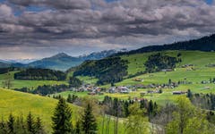 Blick auf Hundwil, hinten rechts der Hohe Kasten, hinten links die österreichische Berge von Voralberg. (Bild: Luciano Pau)