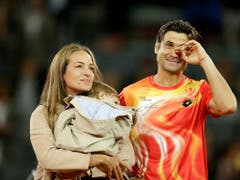 Emotionaler Abschied: David Ferrer sagt den Fans an der Seite seiner Frau Marta und Sohn Leo Adios (Bild: KEYSTONE/AP/ANDREA COMAS)