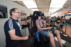 Christof Näpflin, RUAG, zeigt Maurice Zemp den FA18 Simulator (Bild: Roger Zbinden, 1. Juni 2019)