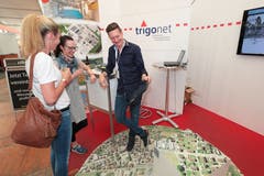 Andreas Barmettler, Trigonet AG, zeigt den Besucherinnen den Stand. (Bild: Roger Zbinden, 1. Juni 2019)