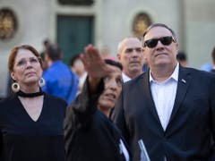 US-Aussenminister Pompeo und seine Frau besuchten nach dem Bundeshaus auch noch die Berner Altstadt und den Rosengarten. (Bild: KEYSTONE/PETER KLAUNZER)