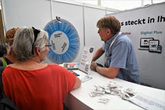 Redaktionsleiter der Nidwaldner und Obwaldner Zeitung Markus von Rotz (rechts) und unsere Leser schauen gespannt aufs grosse Glücksrad. (Bild: Romano Cuonz, 31. Mai 2019)