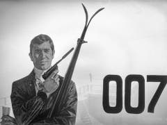 Das 007-Logo und eine Bondfigur anlässlich einer Pressefahrt zum neuen James Bond Films 'Im Geheimdienst ihrer Majestaet'. (Bild: Keystone/STR)