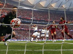 Das frühe 1:0: Mohamed Salah bezwingt Tottenham-Goalie Hugo Lloris mit seinem Handspenalty in der 2. Minute (Bild: KEYSTONE/EPA/TOLGA BOZOGLU)