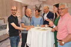 Thomas Dittrich, Direktor Palace Engelberg Titlis (vierter von links) und Susanne Calligaris, Geschäftsführerin Kursaal Engelberg AG (fünfte von links), diskutieren mit Besuchern am Iheimisch-Stand. (Bild: Matthias Piazza, Buochs, 31. Mai 2019)