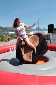 Christine Schmid beim Bullen reiten (Bild: Roger Zbinden, 1. Juni 2019)