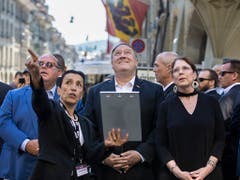 Vom Glockenspiel am Zytglogge sichtlich beeindruckt: US-Aussenminister Mike Pompeo. (Bild: KEYSTONE/PETER KLAUNZER)