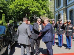 US-Aussenminister Mike Pompeo (Mitte) wird vom US-Botschafter in der Schweiz, Ed McMullen (rechts), in Bern begrüsst. (Bild: U.S. Embassy Bern per Twitter)