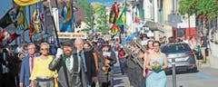 An der Spitze des Umzugs liefen die Fahnengotten und -Göttis zusammen mit dem Fähnrich.