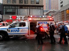 Polizei und Feuerwehr beim Einsatz in der Nähe des Times Square im Herzen von Manhattan. (Bild: KEYSTONE/AP/MARK LENNIHAN)