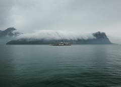 Rast hier eine Riesenwelle auf das Dampfschiff zu oder handelt es sich doch nur um einen wolkenbehangenen Berg? (Bild: Alain Di Gallo, Vitznau, 10. Juni 2019)
