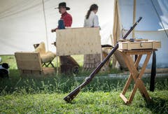 Allzeit Schussbereit. Ein Ranger präsentiert ein Gewehr vor seinem Zelt. (Bild: Reto Martin)