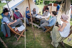 Eine gesellige Runde der Hobbyisten im Schatten ihres Vorzelts. (Bild: Reto Martin)