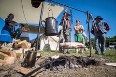Auf offenem Feuer braten die Hobbyisten ein grosses Stück Fleisch. (Bild: Reto Martin)