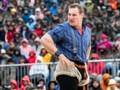 Joel Wicki sieht sich am Stoos-Schwinget nach Gegnern um: keine in Sicht! (Bild: KEYSTONE/ALEXANDRA WEY)