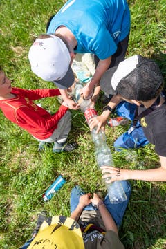 Diese Kinder bauen eine Wasserpipeline aus Petflaschen. (Bild: Christian H. Hildebrand, Hagendorn, 8. Juni 2019)