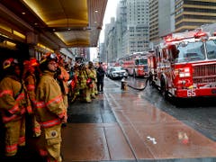 Die New York Fire Fighters machen sich zum Einsatz in der Nähe des Times Square bereit. (Bild: KEYSTONE/AP/MARK LENNIHAN)