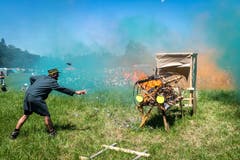 Plötzlich fängt die Lokomotive Feuer. Die Löschversuche scheitern. (Bild: Christian H. Hildebrand, Hagendorn, 8. Juni 2019)