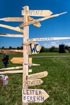 Damit sich alle zurechtfinden, sorgte dieser Wegweiser für Orientierung auf dem Lagergelände. (Bild: Christian H. Hildebrand, Hagendorn, 8. Juni 2019)