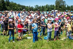 Gespannte und freudige Gesichter bei Klein und Gross. (Bild: Christian H. Hildebrand, Hagendorn, 8. Juni 2019)