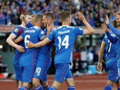 Matchwinner Ragnar Sigurdsson (6) wird von seinen Teamkollegen nach dem zweiten Treffer des Abends in Empfang genommen (Bild: KEYSTONE/AP/BRYNJAR GUNNARSSON)