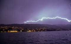 Ein Blitz zuckt über den Himmel. (Bild: Daniel Hegglin, Zug, 10. Juni 2019)