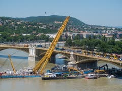 Der Schwimmkran beim Heben des Wracks aus der Donau in Budapest. (Bild: KEYSTONE/EPA MTI/ZOLTAN BALOGH)