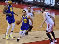 Die Golden State Warriors, angeführt von ihrem Topskorer Stephen Curry (am Ball), gewinnen das fünfte Finalspiel auswärts gegen die Toronto Raptors und verkürzen in der Best-of-7-Serie auf 2:3 (Bild: KEYSTONE/EPA/WARREN TODA)