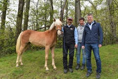 Der fünfte Lebendpreis am Isaf 2019, Fohlen Napolitano, mit Hanspeter und Erika Berger sowie Urs Zurfluh, Schlosserei Trögli AG (von links). Bild: PD