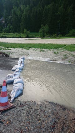 Mit Sandsäcken versuchte die Freiwillige Feuerwehr Göschenen in Abfrutt, das Wasser zu stoppen. (Bild: Freiwillige Feuerwehr Göschenen, Abfrutt, 11. Juni 2019)