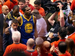 Bereits nach 14 Minuten musste Kevin Durant das Feld mit Verdacht auf eine schwere Achillessehnenverletzung verlassen. Bis dahin verwertete «KD» all seine drei Drei-Punkte-Versuche und verbuchte insgesamt elf Punkte (Bild: KEYSTONE/AP The Canadian Press/CHRIS YOUNG)