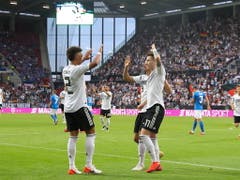 Doppeltorschütze Marco Reus und Thilo Kehrer feiern den Treffer zum 1:0 (Bild: KEYSTONE/EPA/ARMANDO BABANI)