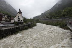 Überall droht die Reuss, über die Ufer zu treten. (Bild: Florian Arnold, Schöllenen, 11. Juni 2019)