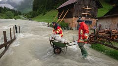 Mit Sandsäcken versuchte die Freiwillige Feuerwehr Göschenen in Abfrutt, das Wasser zu stoppen. (Bild: Freiwillige Feuerwehr Göschenen, Abfrutt, 11. Juni 2019)
