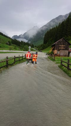 Die Freiwillige Feuerwehr Göschenen versuchte heute Morgen in Abfrutt, das Schlimmste zu verhindern. (Bild: Freiwillige Feuerwehr Göschenen, Abfrutt, 11. Juni 2019)