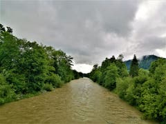Nach den Regenfällen der letzten Tage führt auch die Kleine Emme viel Wasser mit sich. (Leserbild: Urs Gutfleisch, Malters LU, 11. Juni 2019)