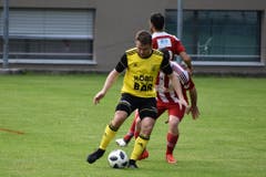 Markus Zurfluh behauptet den Ball.