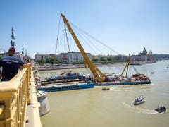 Der Schwimmkran am Werk: Langsam hebt er das Wrack aus den Fluten der Donau in Budapest. (Bild: KEYSTONE/EPA MTI/BALAZS MOHAI)