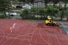 Die Schlammlawine bedeckte auch den Sportplatz. (Bild: Florian Arnold, Gurtnellen, 11. Juni 2019)