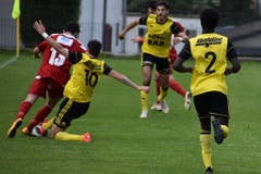 Spielertrainer Samuel Lustenberger versucht den Gegner vom Ball zu trennen.