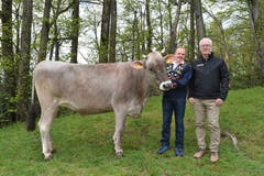 Der zweite Lebendpreis am Isaf 2019, Rind Gina, mit Züchter Michi Ziegler und Bruno von Wyl, CTO Leister Technologies AG (von links). (Bild: PD)