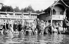 Brustbedeckendes Badekleid für Frauen und Männer war 1919 nicht Mode – sondern Pflicht. (Bild: Verein Historisches Archiv Weggis)